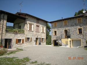 an external view of a stone building with a driveway at Castello San Romano in Baiso