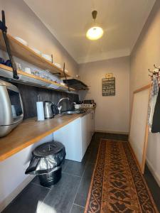 Dapur atau dapur kecil di Kolmårdsgården B&B