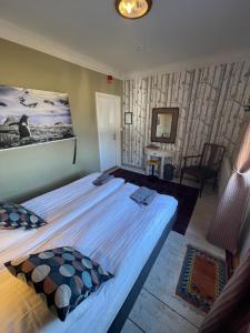 Katil atau katil-katil dalam bilik di Kolmårdsgården B&B