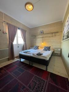 Katil atau katil-katil dalam bilik di Kolmårdsgården B&B