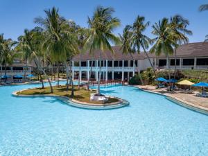Bazén v ubytování PrideInn Flamingo Beach Resort & Spa Mombasa nebo v jeho okolí