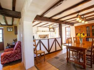 uma sala de estar com uma mesa e uma cozinha em Gîte Saint-Paul-Lizonne, 3 pièces, 5 personnes - FR-1-616-224 em Saint-Paul-Lizonne