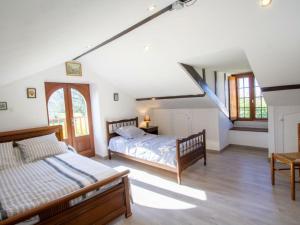 um quarto com 2 camas e uma escada em Gîte Saint-Paul-Lizonne, 3 pièces, 5 personnes - FR-1-616-224 em Saint-Paul-Lizonne