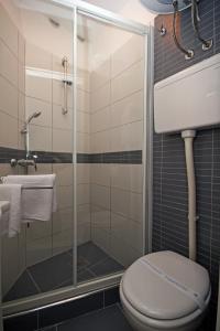 uma casa de banho com um WC e um chuveiro em Apartment Love Dubrovnik em Dubrovnik