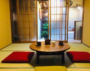 um quarto com uma mesa com copos em Suzume-An em Quioto