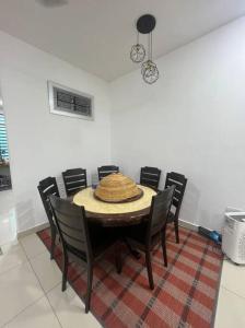 comedor con mesa y sillas en Hadeerna Homestay - Double storey terrace, en Chemor