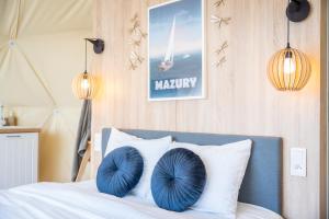 Lake Glamp Mikołajki - Adults Only客房内的一张或多张床位