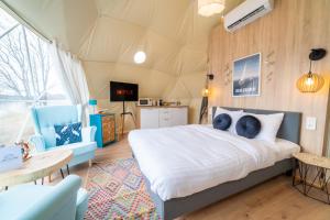 Lake Glamp Mikołajki - Adults Only客房内的一张或多张床位