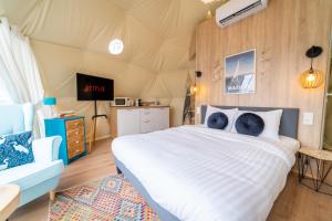 Lake Glamp Mikołajki - Adults Only客房内的一张或多张床位