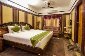 Una cama o camas en una habitación de Navanidhi Comforts