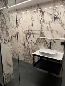 A bathroom at Zimmer & Appartements am Schloßplatz