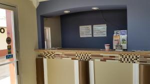 cocina con encimera con azulejos en la pared en Travel Inn Snyder, en Snyder