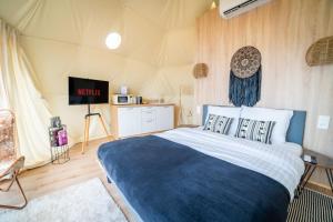Lake Glamp Mikołajki - Adults Only客房内的一张或多张床位