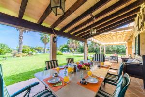 a dining room with a table and chairs at Ideal Property Mallorca - Axilo - Els Mitjans in Artá
