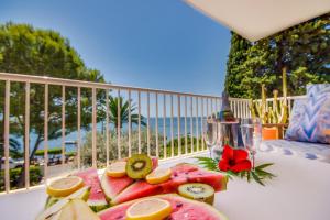 a plate of fruit on a table on a balcony at Ideal Property Mallorca - Bell Punt in Alcanada