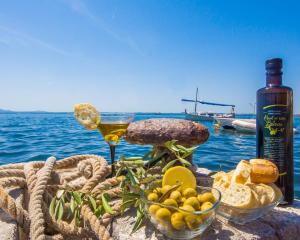 a picnic basket with food and a bottle of wine at Ideal Property Mallorca - Bell Punt in Alcanada +23 photos