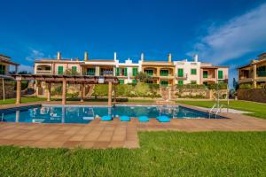 uma grande propriedade com uma piscina e uma casa em Blau Mari em Sa Ràpita