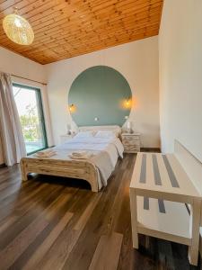 Un pat sau paturi într-o cameră la Island Apartments