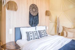 Lake Glamp Mikołajki - Adults Only客房内的一张或多张床位