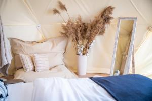 Lake Glamp Mikołajki - Adults Only客房内的一张或多张床位