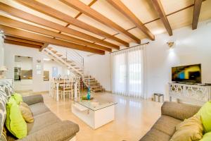 Televízia a/alebo spoločenská miestnosť v ubytovaní Ideal Property Mallorca - Brivo