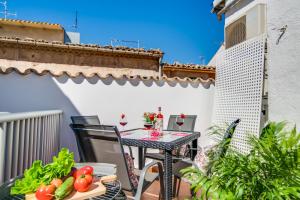 un patio con tavolo e verdure sul balcone di Ca na Serrieta a Alcudia