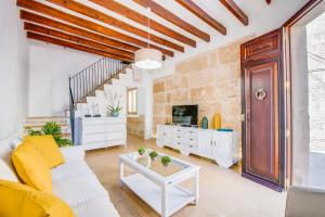 un salon avec un canapé blanc et une table dans l'établissement Ideal Property Mallorca - Ca na Serrieta, à Alcúdia 19 autres photos