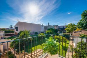 een balkon met uitzicht op een tuin bij Ideal Property Mallorca - Binibonaire in Binissalem