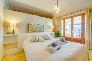 מיטה או מיטות בחדר ב-Ideal Property Mallorca - Binibonaire