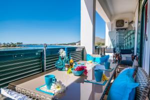 a table on a balcony with a view of the ocean at Ideal Property Mallorca - Dionis in Alcudia