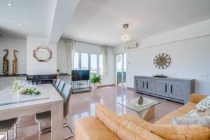 Televízia a/alebo spoločenská miestnosť v ubytovaní Ideal Property Mallorca - Dionis