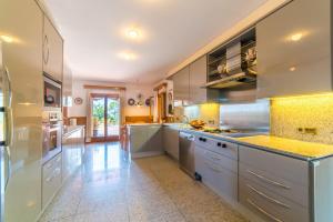 Кухня или кухненски бокс в Ideal Property Mallorca - Es Bosquet