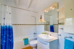 A bathroom at Ideal Property Mallorca - Can Caragol Font de Sa Cala