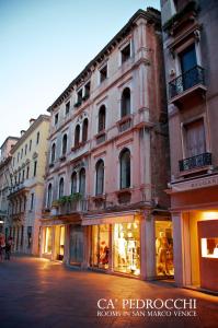 un edificio al lado de una calle en Ca' Pedrocchi, en Venecia