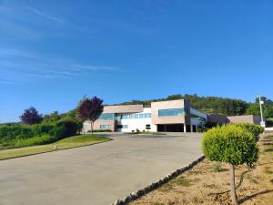 Valcavado de RoaにあるHotel Bodegas Traslascuestasの正面に駐車場がある建物