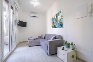 een woonkamer met een bank en een tafel bij casa la riviera sanremo in Sanremo