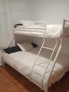 Двох'ярусне ліжко або двоярусні ліжка в номері LA PLAYA