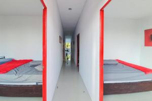 Ліжко або ліжка в номері Sky Residence Tomohon Mitra RedDoorz