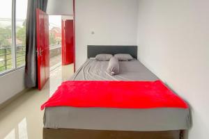 Ліжко або ліжка в номері Sky Residence Tomohon Mitra RedDoorz