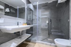 A bathroom at Alma Suites