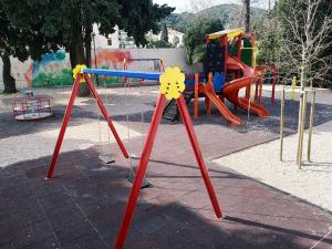 een speeltuin met speeltoestellen in een park bij Hotel Perla in Dubrovnik