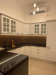 Η κουζίνα ή μικρή κουζίνα στο 2 Bedroom Villa in Ras Al Khaimah with Privat swimming Pool