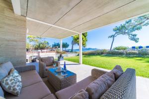 taras z kanapą, krzesłami i stołem w obiekcie Ideal Property Mallorca - Gaviotas w Playa de Muro