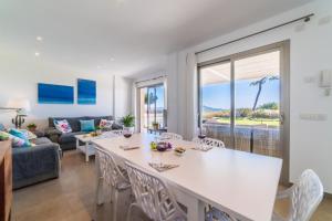 kuchnia i salon ze stołem i krzesłami w obiekcie Ideal Property Mallorca - Gaviotas w Playa de Muro