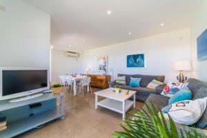 Telewizja i/lub zestaw kina domowego w obiekcie Ideal Property Mallorca - Gaviotas