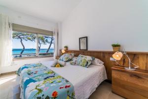 sypialnia z łóżkiem i widokiem na ocean w obiekcie Ideal Property Mallorca - Gaviotas w Playa de Muro