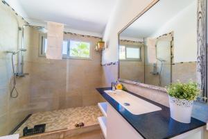 łazienka z umywalką i prysznicem w obiekcie Ideal Property Mallorca - Gaviotas w Playa de Muro