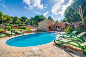 basen z leżakami i dom w obiekcie Ideal Property Mallorca - Can Sito w Cala Mesquida