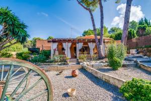 una casa con una puerta delante de un patio en Ideal Property Mallorca - Can Sito, en Cala Mesquida