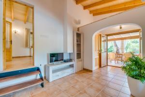 salon z kanapą i telewizorem w obiekcie Ideal Property Mallorca - Can Sito w Cala Mesquida